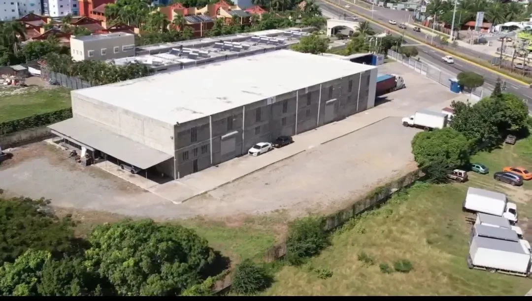 Solar de 8,200 m² con local comercial en la Autopista Duarte, Santiago, foto 2